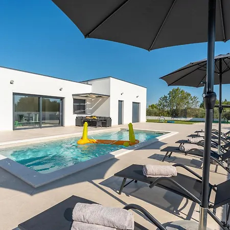 Justin بيت للعطل