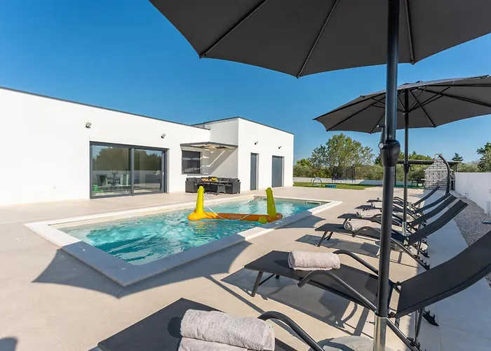 Justin بيت للعطل